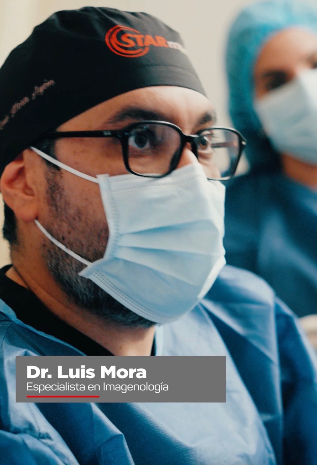 Dr. Luis Mora con indumentaria quirúrgica, fotografía principal elegida por el doctor
