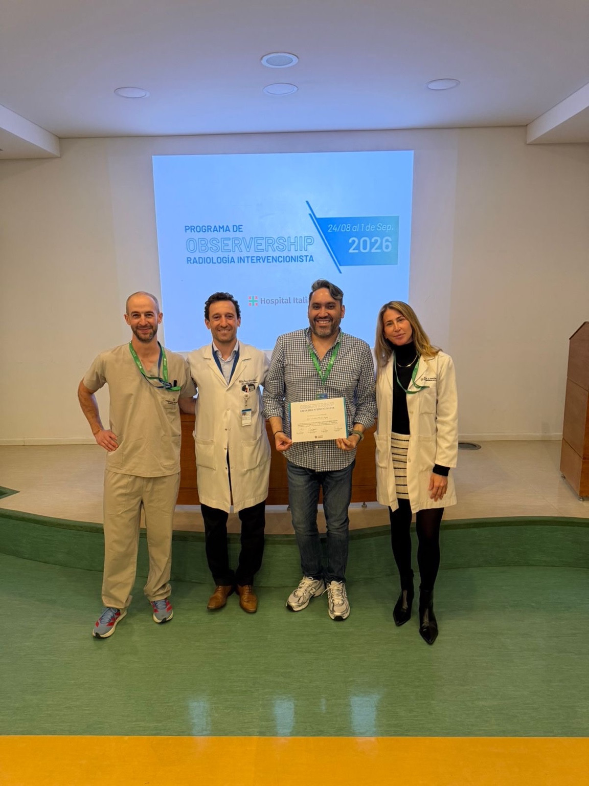 Fotografía grupal durante la formación en Argentina, compartida por el doctor